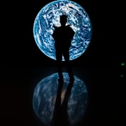 Illustrationsbild. En besökare vid en utställning om Kinas rymdprogram i Peking i mellandagarna 2023. 