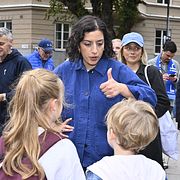Liberalernas partiledare Simona Mohamsson var på Karlaplan och delade ut gratis korv till väljare.