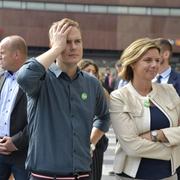 Språkrören Gustav Fridolin och Isabella Lövin vid Miljöpartiets valspurt på Sergels Torg på lördagen.