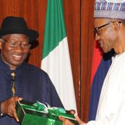 Goodluck Jonathan lämnade över present till Muhammudu Buhari i går