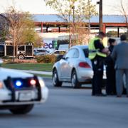 Polis utanför FedEx-kontoret i Schertz nära San Antonio i morse.