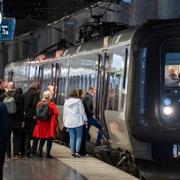 Passagerare kliver på ett Öresundståg vid platformen på Malmö C Nedre på onsdagen