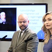Peter Kullgren (KD) och Ebba Busch (KD) under dagens pressträff. Paketet kallar de ”Oxenstierna 2.0”, och på presentationen i bakgrunden syns också en bild av 1600-talsstatsmannen Axel Oxenstierna.