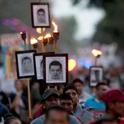 Släktingar till de 43 studenterna protesterar i Mexico City.