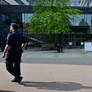 Poliser utanför Göteborgs tingsrätt i samband med en annan rättegång.
