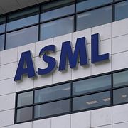 ASML överväger att öka kapaciteten ytterligare 2028 eftersom den planerade produktionen inte väntas räcka till, enligt vd Christophe Fouquet.
