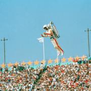 Bill Suiter flyger in på arenan vid invigningen av sommar-OS i Los Angeles 1984.