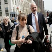  Allison Mack lämnar rättegången i New York. 