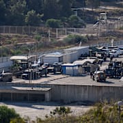 Israeliska militärfordon inför frigivning av palestinska fångar.