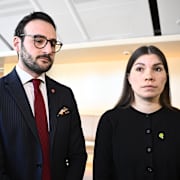 Annika Hirvonen (MP), migrationspolitisk talesperson för Miljöpartiet, och Tony Haddou (V), migrationspolitisk talesperson för Vänsterpartiet.