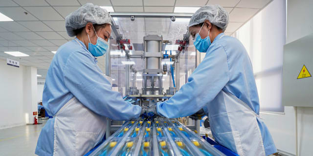 Två anställda vid en fabrik i Yantai i östra Kina.  AP