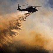 Brandhelikopter över Simi Valley, 18 maj 2026.