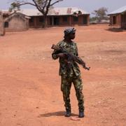 En nigeriansk säkerhetsvakt vid skolan som barnen kidnappades från. 