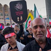 Stora folkmassor har samlats i Irans huvudstad Teheran för att delta i begravningsceremonin av tidigare högste ledaren, ayatolla Ali Khamenei. I Samband med begravningen har deltagare setts bära skyltar med uppmaningar om att döda Trump och hämnas på USA och Israel.