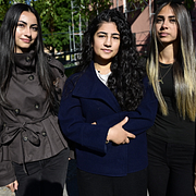 Ramin Ali, Liliana Omar och Avesta Mohammad, elever på Risbroskolan i Fagersta, samlades vid minnesplatsen utanför Brinellskolan i Fagersta på måndagen.
