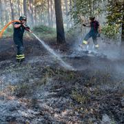 Räddningstjänsten släcker en av flera bränder i skogen utanför Åhus i juli 2018. 