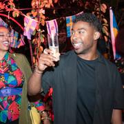 John Lundvik firar sin 6:e plats på en efterfest efter Finalen i Eurovision med Dinah Yonas Manna och Loulou Lamotte.