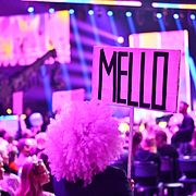 Skyltar i publiken under Melodifestivalen 2026.