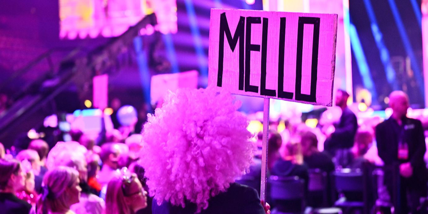 Skyltar i publiken under Melodifestivalen 2026.