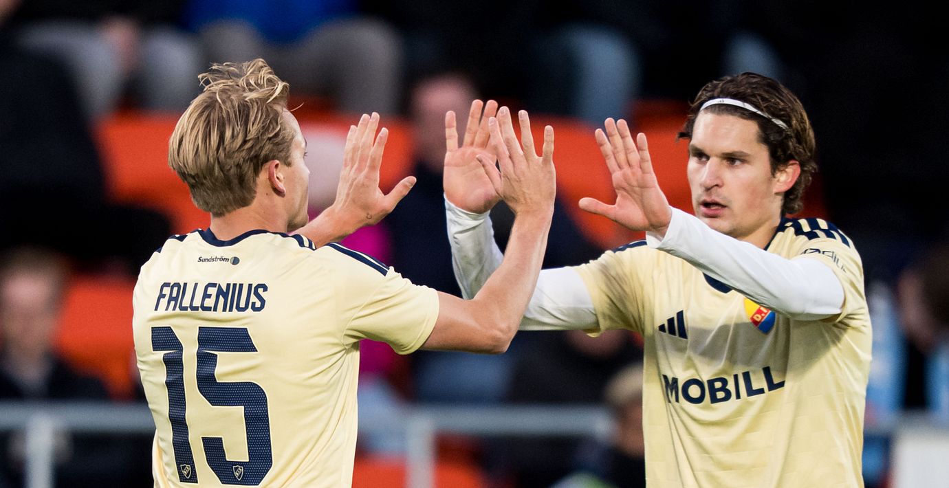 Djurgårdens Oskar Fallenius och Nino Zugelj jublar efter 2-0-målet