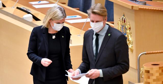 Magdalena Andersson (S) och Per Bolund (MP) testade båda positivt för covid-19 efter en partiledardebatt i riksdagen.  Anders Wiklund/TT