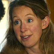 Stillbild ur klippet på Holmes som blivit viralt för hennes stirrande blick.
