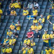 Fotbollsfans med och utan munskydd inför landskampen mellan Sverige och Armenien på Friends Arena, juni 2021. 