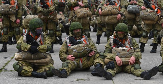 Ryska fallskärmssoldater övar i staden Taganrog i närheten av Ukraina på torsdagen TT NYHETSBYRÅN