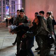 Poliser griper en demonstrant i Tel Aviv.