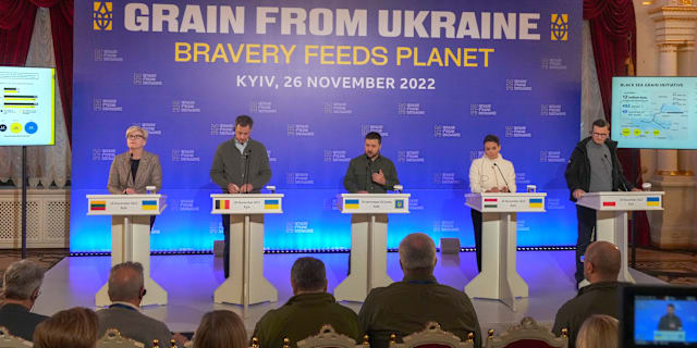 Ledarna vid en presskonferens. Efrem Lukatsky / AP