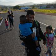 Familj från Venezuela på resande fot mot Brasilien. 