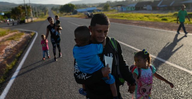 Familj från Venezuela på resande fot mot Brasilien.  Matias Delacroix / AP