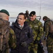 Statsminister Ulf Kristersson (M) och överbefälhavare Michael Claesson vid ett besök hos Försvarsmakten i Göteborg.