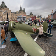 Militärutställning på Röda torget i Moskva 7 november/Vladimir Putin.