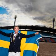 Sveriges Peder Fredricson klär sig i svenska flaggan med sin guldmedalj efter individuella hoppningen under EM i Ridsport. 