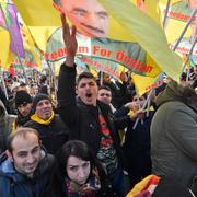 Demonstranter, viftandes med PKK-flaggor, protesterar mot Turkiets president.