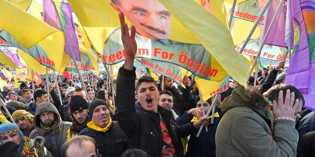 Demonstranter, viftandes med PKK-flaggor, protesterar mot Turkiets president. Martin Meissner / Ap