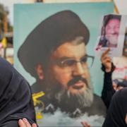 Sörjande håller en bild av Hassan Nasrallah under en begravningsprocession i Libanon tidigare i oktober.