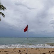 Tom strand under en orkanvarning i Puerto Rico.