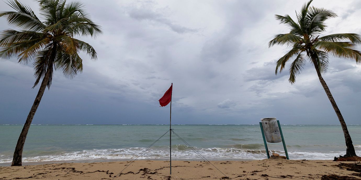 Tom strand under en orkanvarning i Puerto Rico.