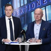 FI:s chefsekonom Henrik Braconier och generaldirektören Daniel Barr vid tisdagens pressträff om myndighetens bolånerapport. 