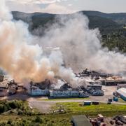 Fabriken i brand i Älvsbyn.