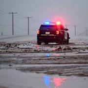 En polisbil står i lera under onsdagen i Kalifornien.