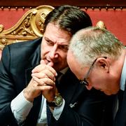 Premiärminister Giuseppe Conte (L) och finansminister Roberto Gualtieri på tisdagen.