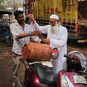 En man köper en gasflaska i Indiens huvudstad New Delhi.