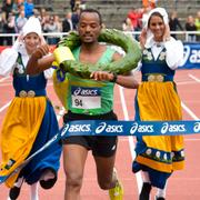 Abra Milaw, Ethiopien, vinner den 39:e upplagan av ASICS Stockholm marathon 2017 på 2:11:36, den näst snabbaste tiden i loppets historia.