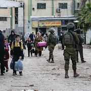 Boende i flyktinglägret al Fara i Västbanken lämnar sina hem i samband med en israelisk militärinsats i februari.