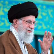 Ayatolla Ali Khamenei och en bild på iranska robotar som avfyrades mot Israel den 1 oktober. 