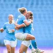 Mia Persson och Courtney Nevin firar. 