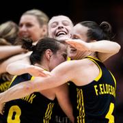 Elin Eldebrink, Frida Eldebrink och Klara Lundquist segerjublar. 